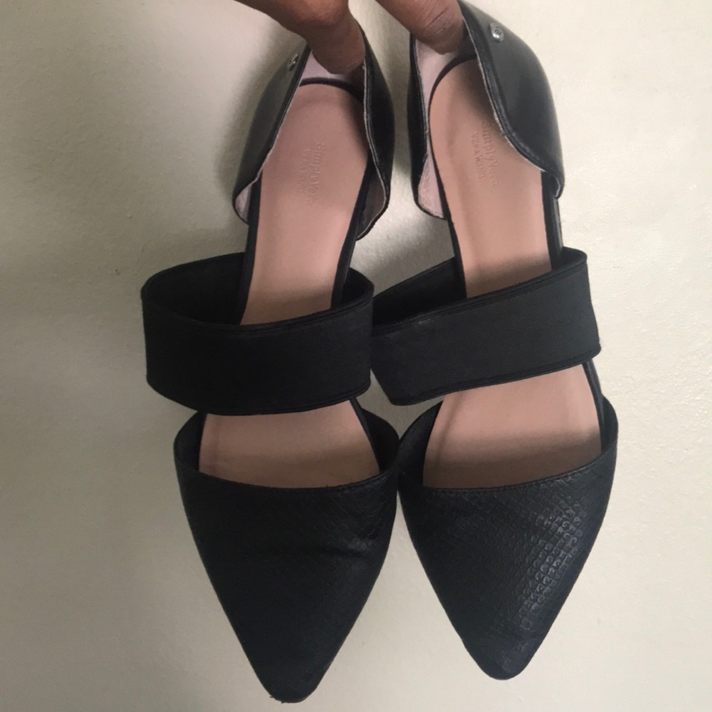 Simply Vera by Vera wang Black pointy toed flats.